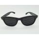 Foto chica del modelo Retro-T - Visiontrainer: Lentes reticulares, estenopeicos, anteojos, ejercicios visuales.